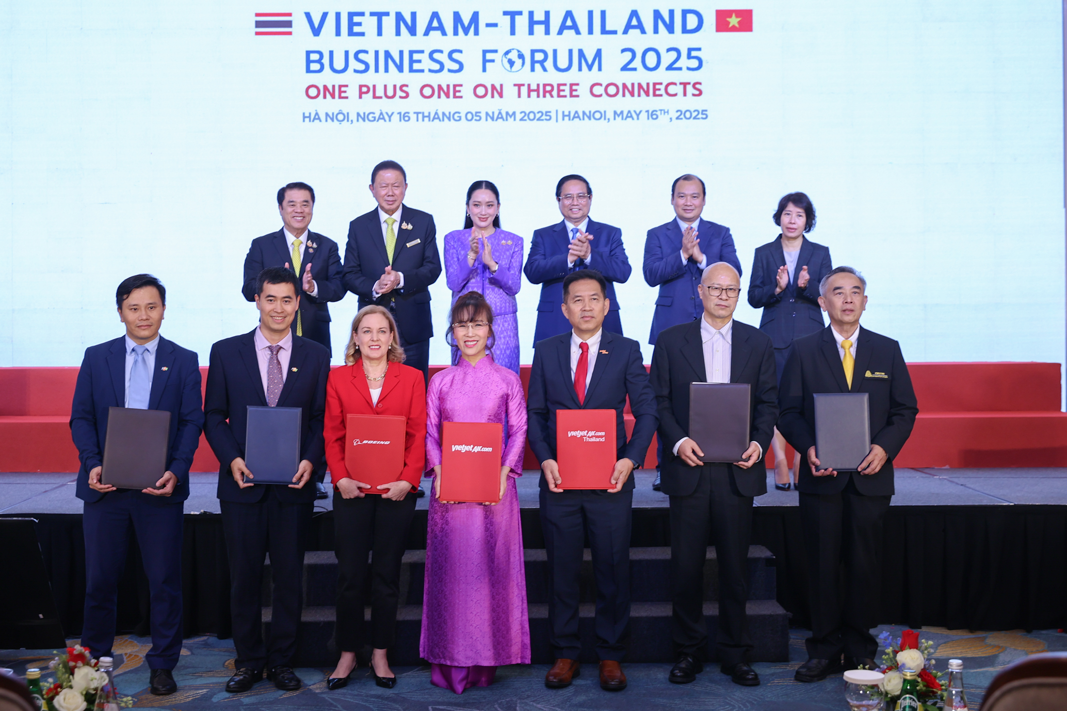 Thủ tướng Chính phủ Phạm Minh Chính và Thủ tướng Thái Lan Paetongtarn Shinawatra chứng kiến, bà Penny Burtt, Chủ tịch Boeing vùng (thứ ba từ trái sang, hàng trước), Chủ tịch Vietjet Nguyễn Thị Phương Thảo (giữa, hàng trước) và Tổng giám đốc Vietjet Thái Lan Woranate Laprabang (thứ ba từ phải sang, hàng trước) trao thỏa thuận chuyển giao 50 tàu bay Boeing 737 cho Vietjet Thái Lan.