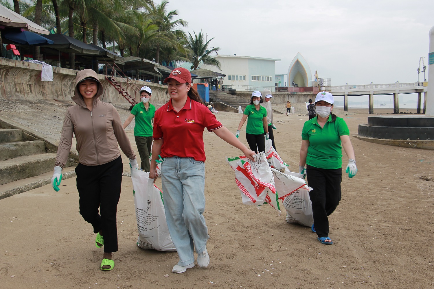 Đ&acirc;y l&agrave; hoạt động thu gom r&aacute;c thải sẽ thực hiện định kỳ, nhằm g&igrave;n giữ cảnh quan v&agrave; n&acirc;ng cao nhận thức cộng đồng về bảo vệ m&ocirc;i trường biển.