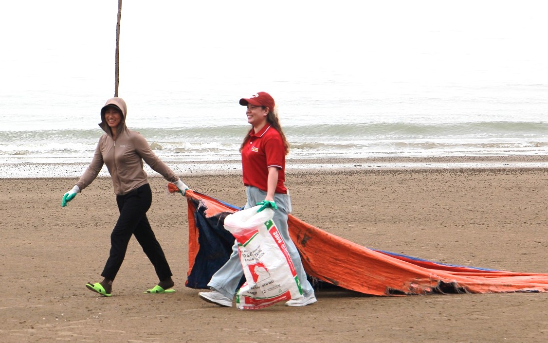 T&igrave;nh nguyện vi&ecirc;n Trần Thị Lĩnh, cho biết: &ldquo;Mặc d&ugrave; c&ocirc;ng việc c&oacute; phần nặng nhọc, nhưng được g&oacute;p sức l&agrave;m sạch biển, l&agrave;m đẹp qu&ecirc; hương, t&ocirc;i cảm thấy rất vui. T&ocirc;i hy vọng những h&agrave;nh động nhỏ như thế n&agrave;y sẽ g&oacute;p phần lan tỏa lối sống xanh đến với mọi người.&rdquo;