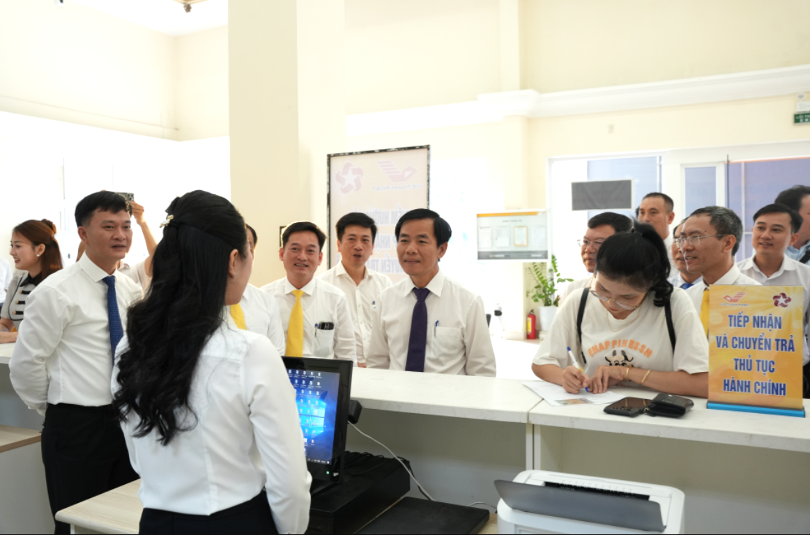 Lãnh đạo thành phố Huế thăm quan mô hình hướng dẫn, tiếp nhận hồ sơ và chuyển trả kết quả giải quyết thủ tục hành chính tại Bưu điện thành phố Huế