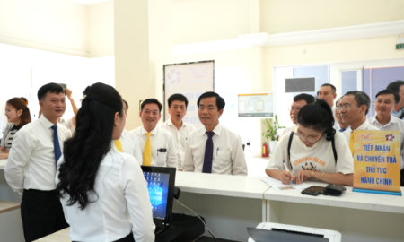 Lãnh đạo thành phố Huế thăm quan mô hình hướng dẫn, tiếp nhận hồ sơ và chuyển trả kết quả giải quyết thủ tục hành chính tại Bưu điện thành phố Huế