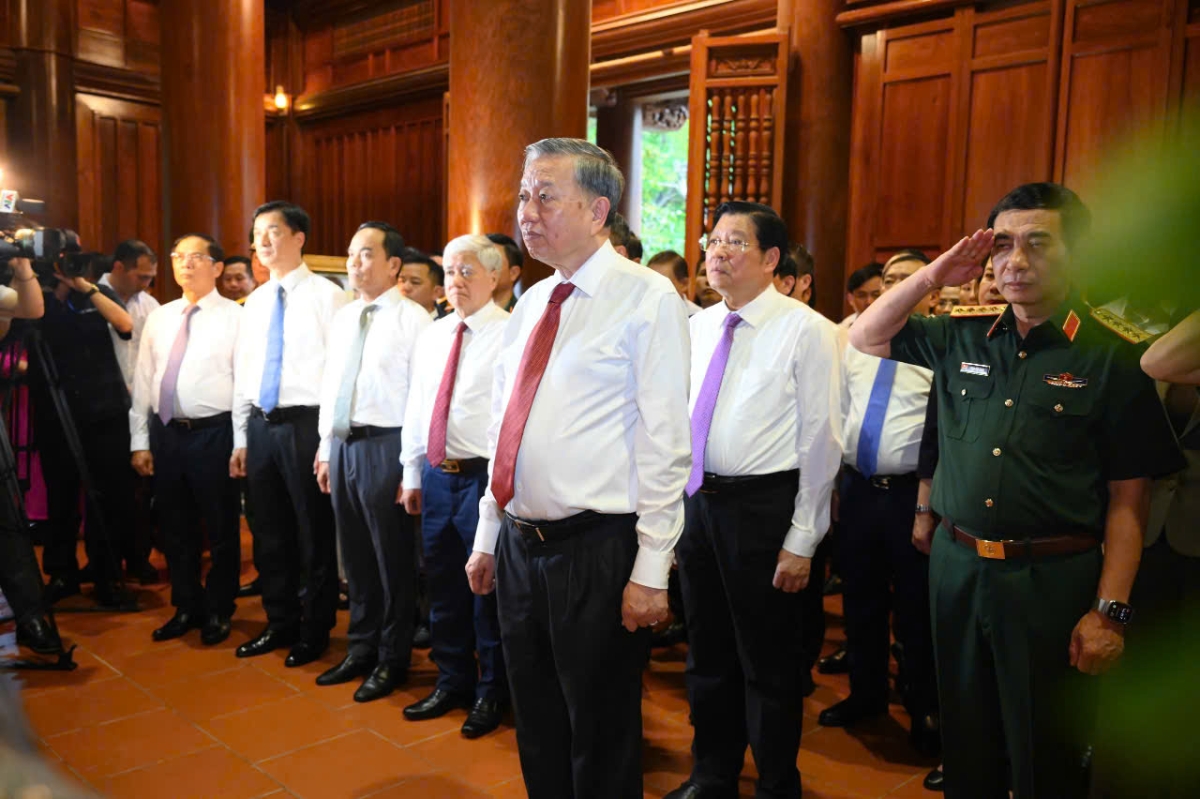 Tổng B&iacute; thư T&ocirc; L&acirc;m c&ugrave;ng đo&agrave;n đại biểu d&acirc;ng hoa, d&acirc;ng hương tưởng niệm Chủ tịch Hồ Ch&iacute; Minh tại Khu di t&iacute;ch Kim Li&ecirc;n.