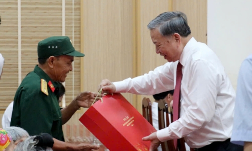 Tổng Bí thư Tô Lâm thăm Khu di tích Kim Liên và tặng quà tại huyện Nam Đàn