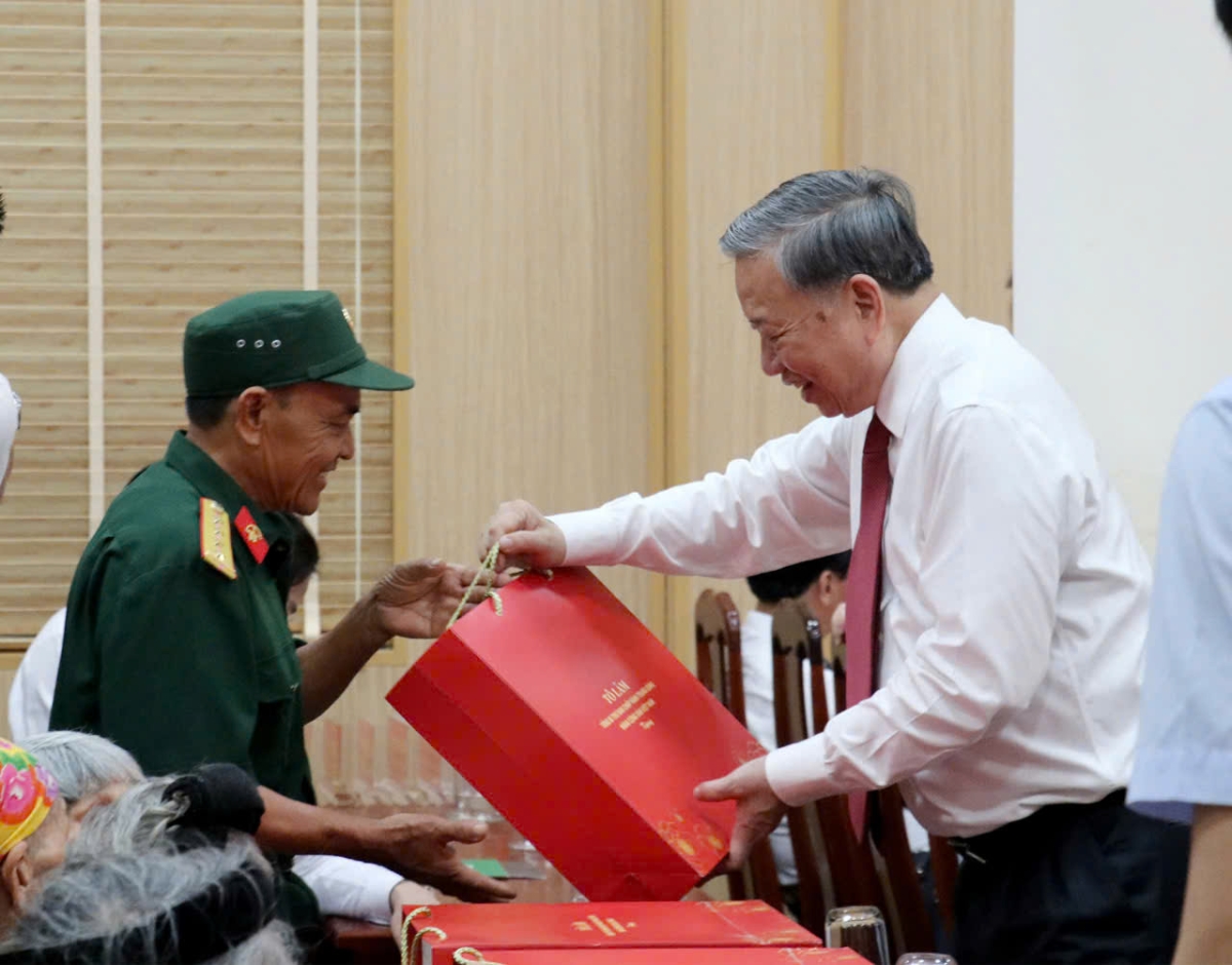 Tổng Bí thư Tô Lâm tặng quà người có công, các gia đình chính sách xã Kim Liên