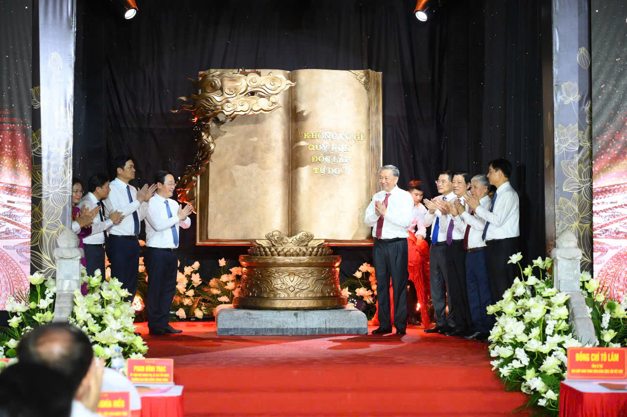 Tổng Bí thư đã trao tặng tỉnh Nghệ An tác phẩm điêu khắc ánh sáng “Việt Nam - Những Trang Sử Vàng”