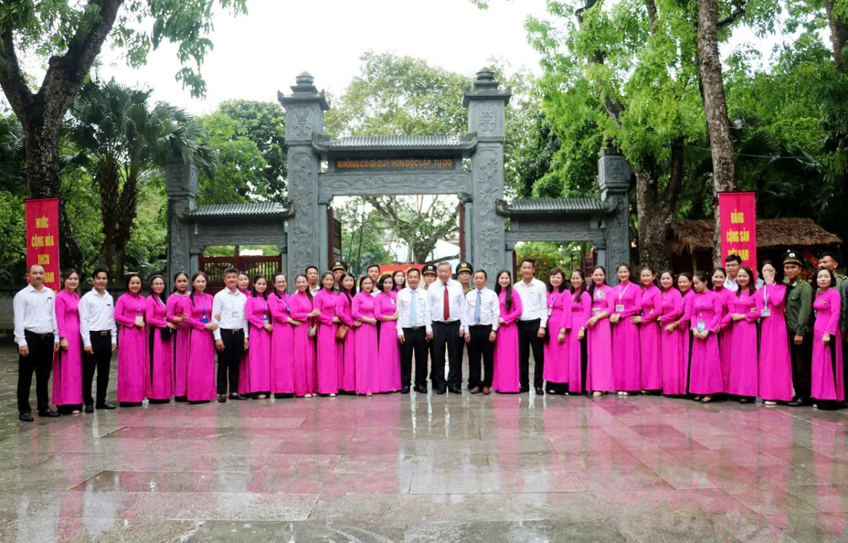 Tổng B&iacute; thư T&ocirc; L&acirc;m chụp h&igrave;nh lưu niệm c&ugrave;ng c&aacute;n bộ nh&acirc;n vi&ecirc;n Khu di t&iacute;ch Kim Li&ecirc;n