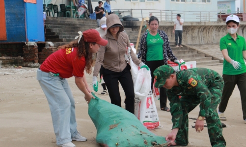 [Phóng sự ảnh]: Chung tay làm sạch môi trường biển Hải Tiến