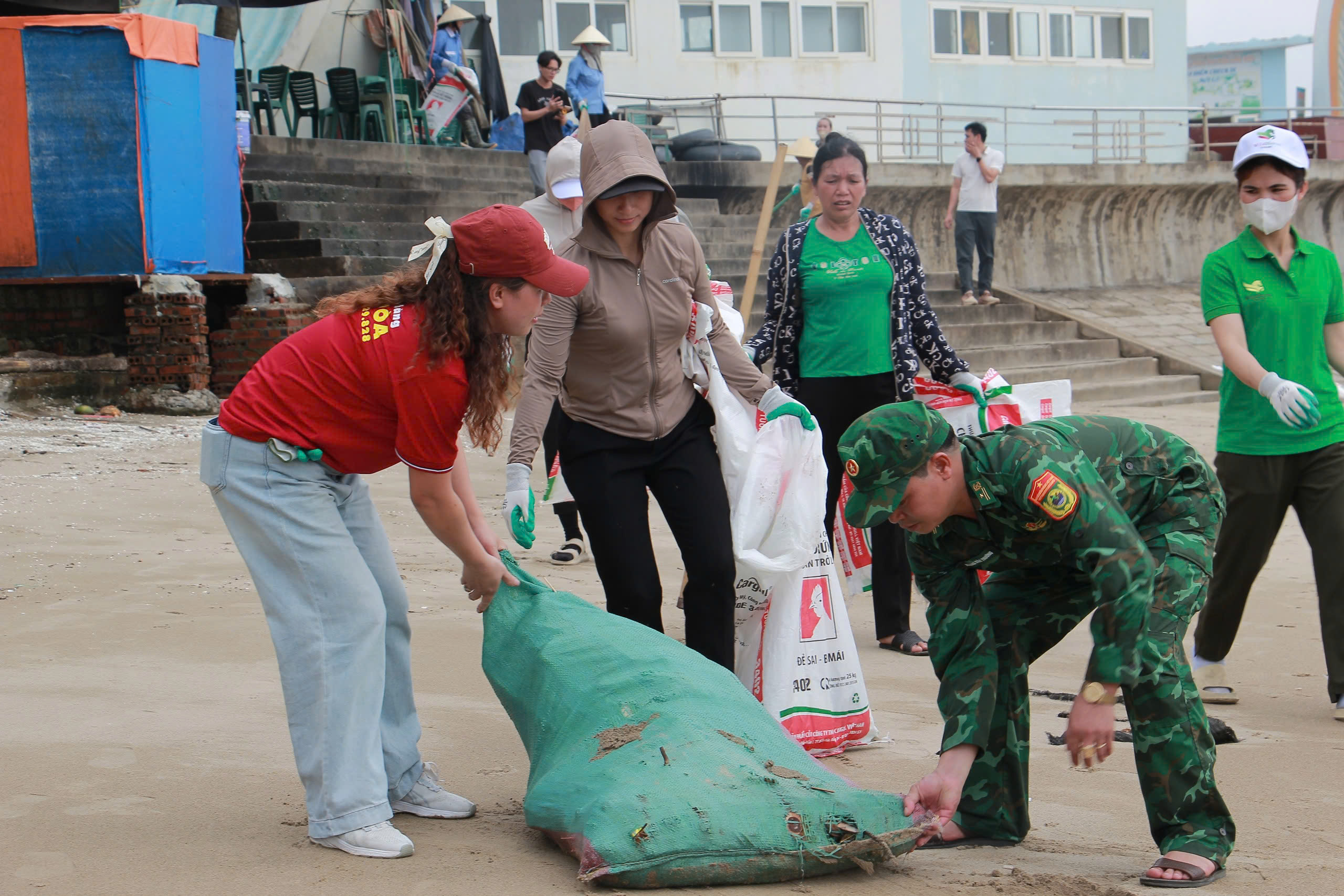 Các tình nguyện viên, người dân địa phương cùng hơn 20 cán bộ, chiến sĩ Đồn Biên phòng Hoằng Trường đã đồng loạt ra quân thu gom rác thải dọc bờ biển Hải Tiến.