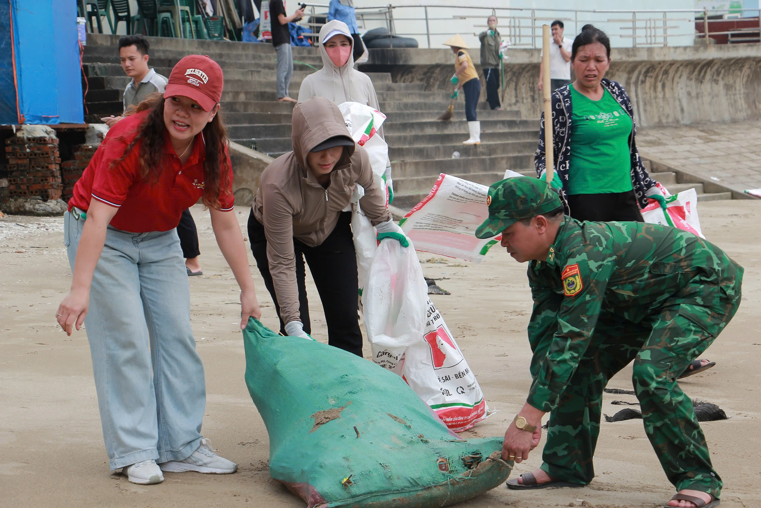 Theo đại diện c&acirc;u lạc bộ Du lịch biển Hải Tiến, từ nay đến hết năm, đơn vị sẽ duy tr&igrave; tổ chức 2 buổi thu gom r&aacute;c mỗi tuần dọc theo 12,5km bờ biển, thuộc địa phận 4 x&atilde;: Hoằng Hải, Hoằng Tiến, Hoằng Thanh v&agrave; Hoằng Trường. Đ&acirc;y l&agrave; nỗ lực bền bỉ nhằm tạo n&ecirc;n sự chuyển biến mạnh mẽ trong nhận thức v&agrave; h&agrave;nh động của người d&acirc;n, doanh nghiệp v&agrave; du kh&aacute;ch.