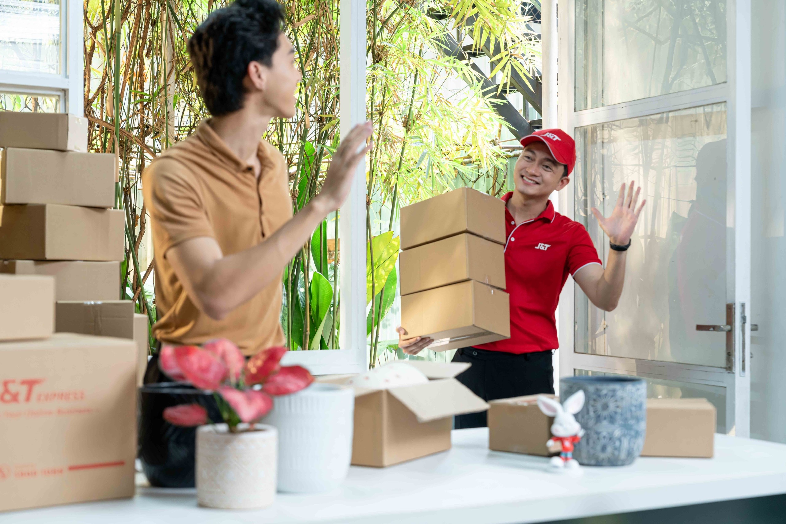 Ngập tràn quà tặng từ chương trình “Siêu quay trúng ngay” khi sử dụng ứng dụng giao hàng J&T Express VN Pro.