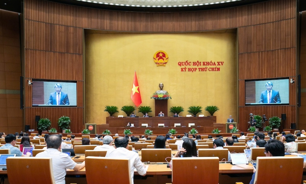 Các đại biểu Quốc hội biểu quyết sáng 17/5.