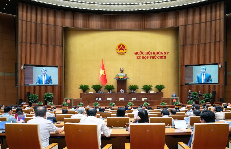 Các đại biểu Quốc hội biểu quyết sáng 17/5.