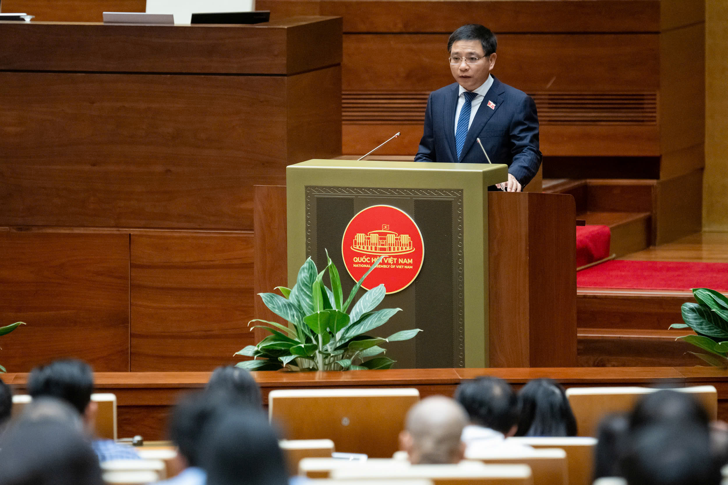 Bộ trưởng Bộ Tài chính Nguyễn Văn Thắng trình bày tờ trình của Chính phủ - Ảnh: Quochoi.vn