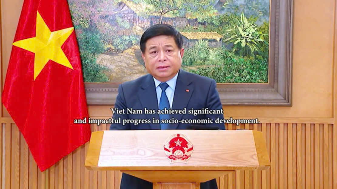 Ph&oacute; Thủ tướng Nguyễn Ch&iacute; Dũng ph&aacute;t biểu trực tuyến tại Diễn đ&agrave;n.