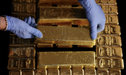 Giá vàng nhảy vọt lên đỉnh 3 tuần vì đồng USD lao dốc, SPDR Gold Trust tiếp tục mua ròng