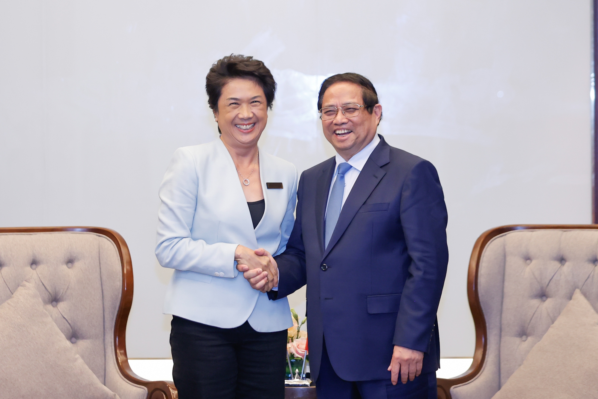 Thủ tướng tiếp b&agrave; Somhatai Panichewa, Tổng Gi&aacute;m đốc Tập đo&agrave;n AMATA - Ảnh: VGP