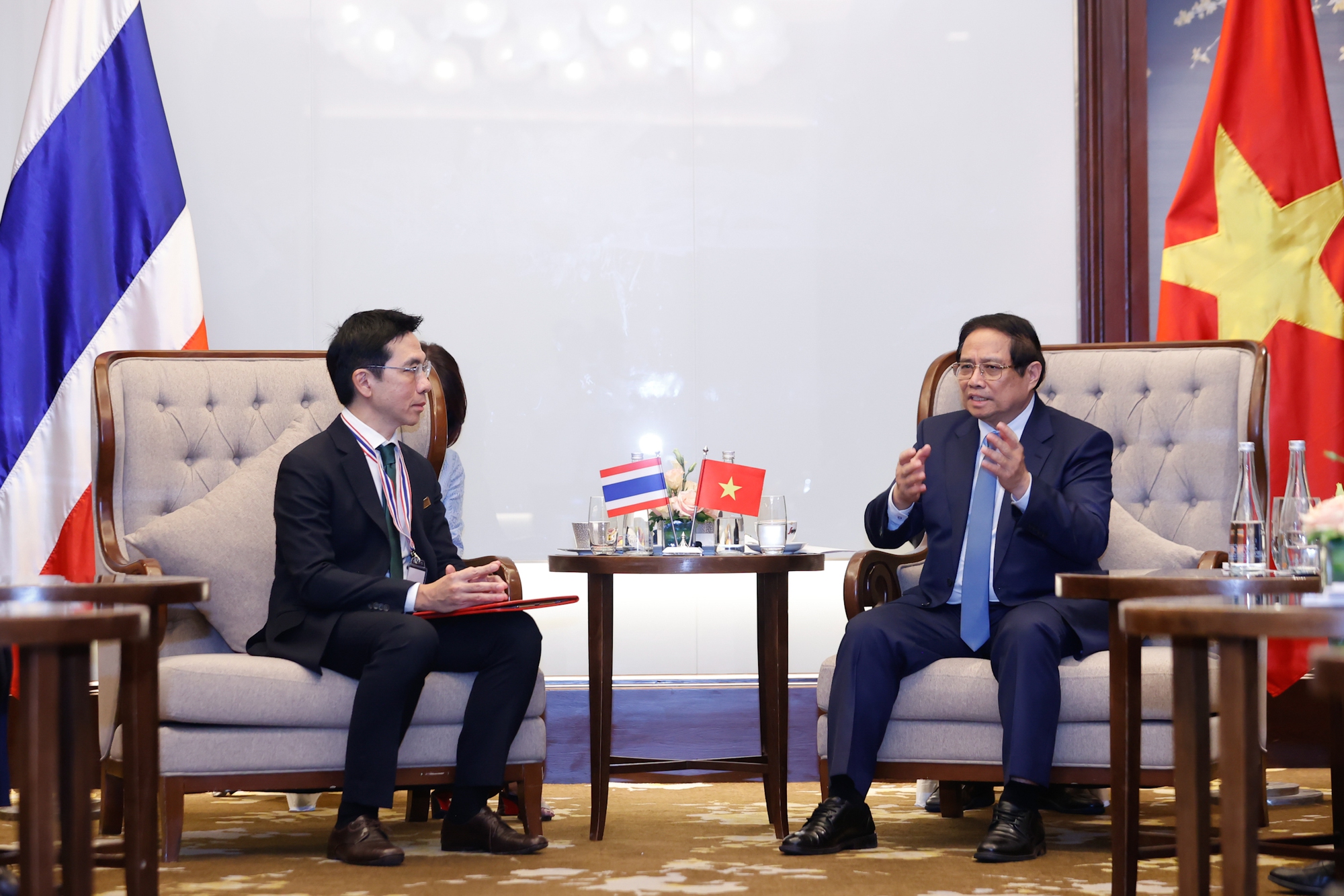 Thủ tướng tiếp ông Ton Chirathivat - Giám đốc Kỹ thuật số và Thành viên Gia đình Sáng lập của Tập đoàn Central Retail - Ảnh: VGP