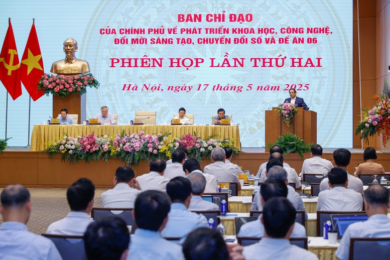 Thủ tướng y&ecirc;u cầu, trong ph&aacute;t triển KHCN, đổi mới s&aacute;ng tạo, chuyển đổi số, người đứng đầu phải s&aacute;t việc, quyết liệt, trăn trở với c&ocirc;ng việc - Ảnh: VGP.&nbsp;