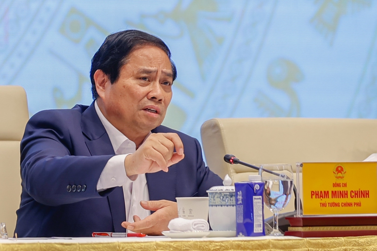 Thủ tướng Phạm Minh Chính nhấn mạnh, đẩy mạnh phát triển KHCN, đổi mới sáng tạo, chuyển đổi số phải gắn với đơn giản hóa và cương quyết cắt bỏ các thủ tục hành chính rườm rà, phiền hà - Ảnh: VGP. 