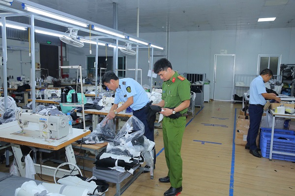 &nbsp;Lực lượng chức năng ph&aacute;t hiện xưởng may đang sản xuất hơn 1000 sản phẩm may mặc c&oacute; dấu hiệu giả mạo nh&atilde;n hiệu Dior, CD, Dolce & Gabbana v&agrave; h&igrave;nh, GUCCI, BURBERRY&nbsp;