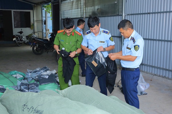 Lực lượng chức năng tỉnh Ninh Bình kiểm tra hàng hóa tại xưởng may thuộc xã Khánh Hải, huyện Yên Khánh