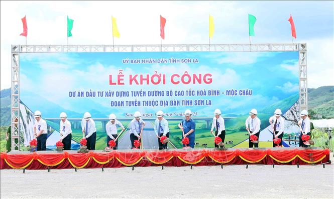 Các đại biểu thực hiện nghi thức khởi công dự án đầu tư xây dựng tuyến đường bộ cao tốc Hòa Bình - Mộc Châu, đoạn tuyến thuộc địa bàn tỉnh Sơn La. Ảnh: TTXVN