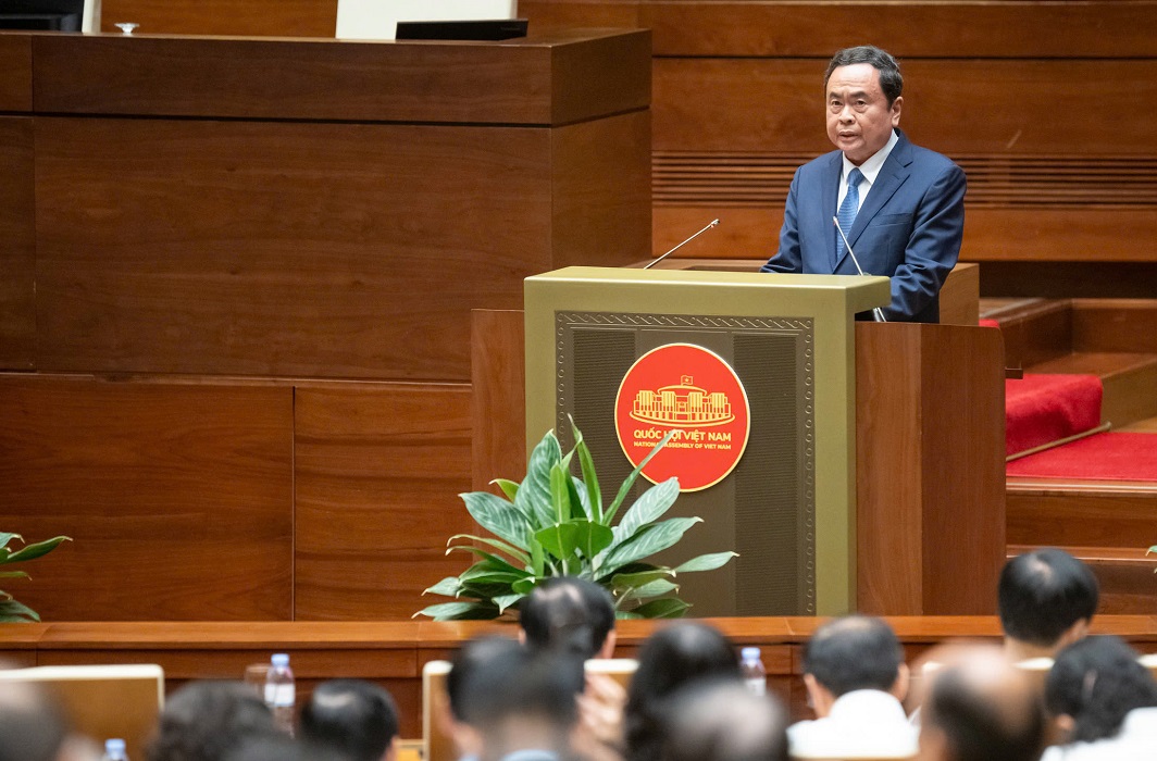 Chủ tịch Quốc hội Trần Thanh Mẫn trình bày báo cáo chuyên đề: “Nội dung trọng tâm, cốt lõi của Nghị quyết số 66-NQ/TW, ngày 30/4/2025 của Bộ Chính trị về đổi mới công tác xây dựng và thi hành pháp luật đáp ứng yêu cầu phát triển đất nước trong kỷ nguyên mới và kế hoạch thực hiện Nghị quyết 66-NQ/TW”.