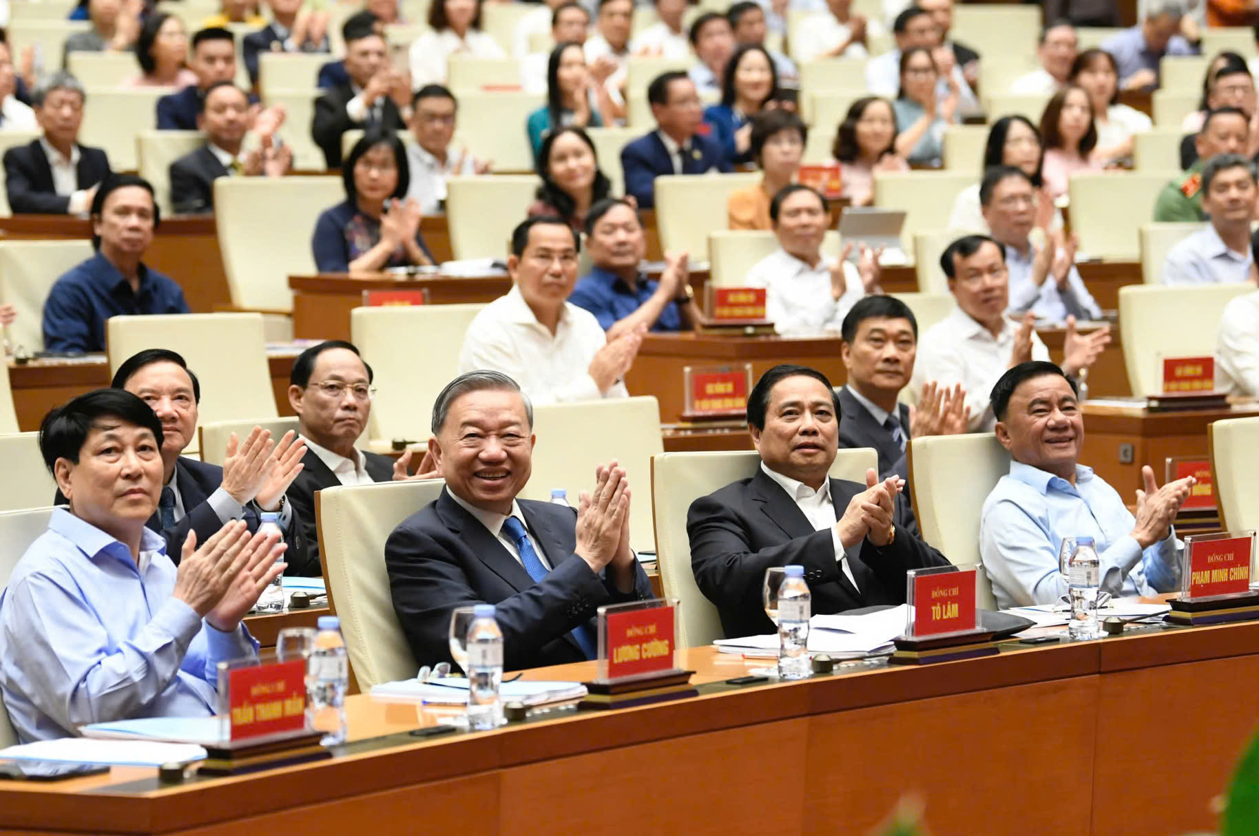 Tổng B&iacute; thư T&ocirc; L&acirc;m v&agrave; c&aacute;c đồng ch&iacute; l&atilde;nh đạo Đảng, Nh&agrave; nước tại hội nghị. Ảnh: Quốc hội.