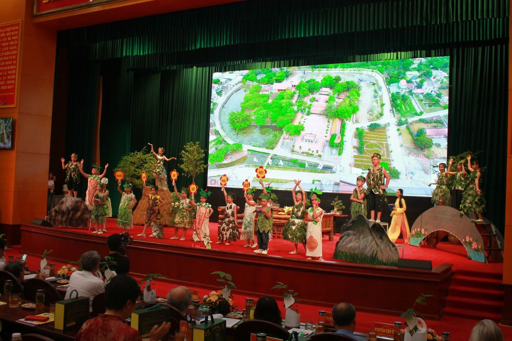 C&aacute;c em nhỏ biểu diễn nghệ thuật giới thiệu về c&aacute;c c&acirc;y thuốc qu&yacute;. Ảnh: CK.