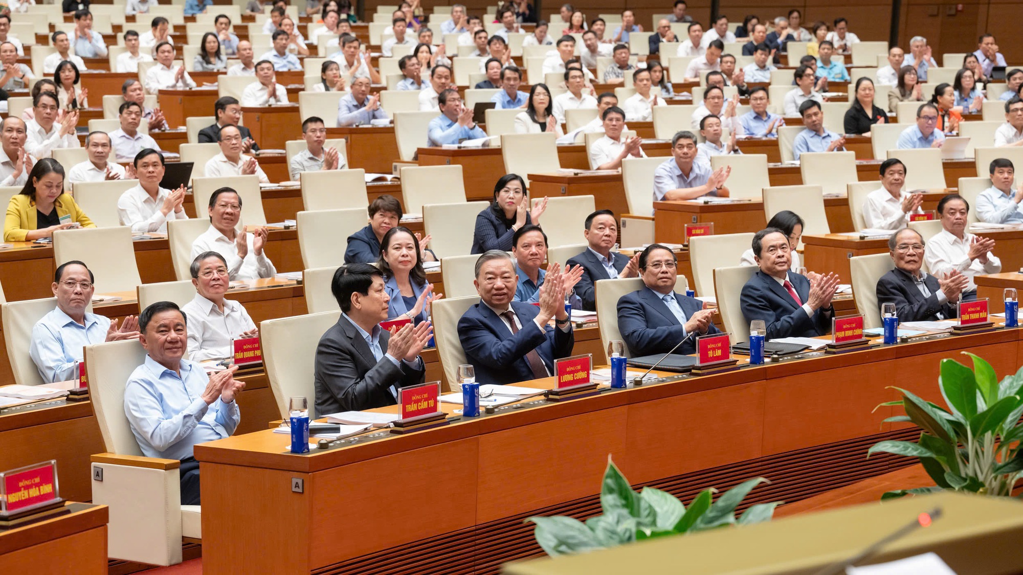 L&atilde;nh đạo, nguy&ecirc;n l&atilde;nh đạo Đảng, Nh&agrave; nước dự hội nghị - Ảnh: VGP/Nhật Bắc