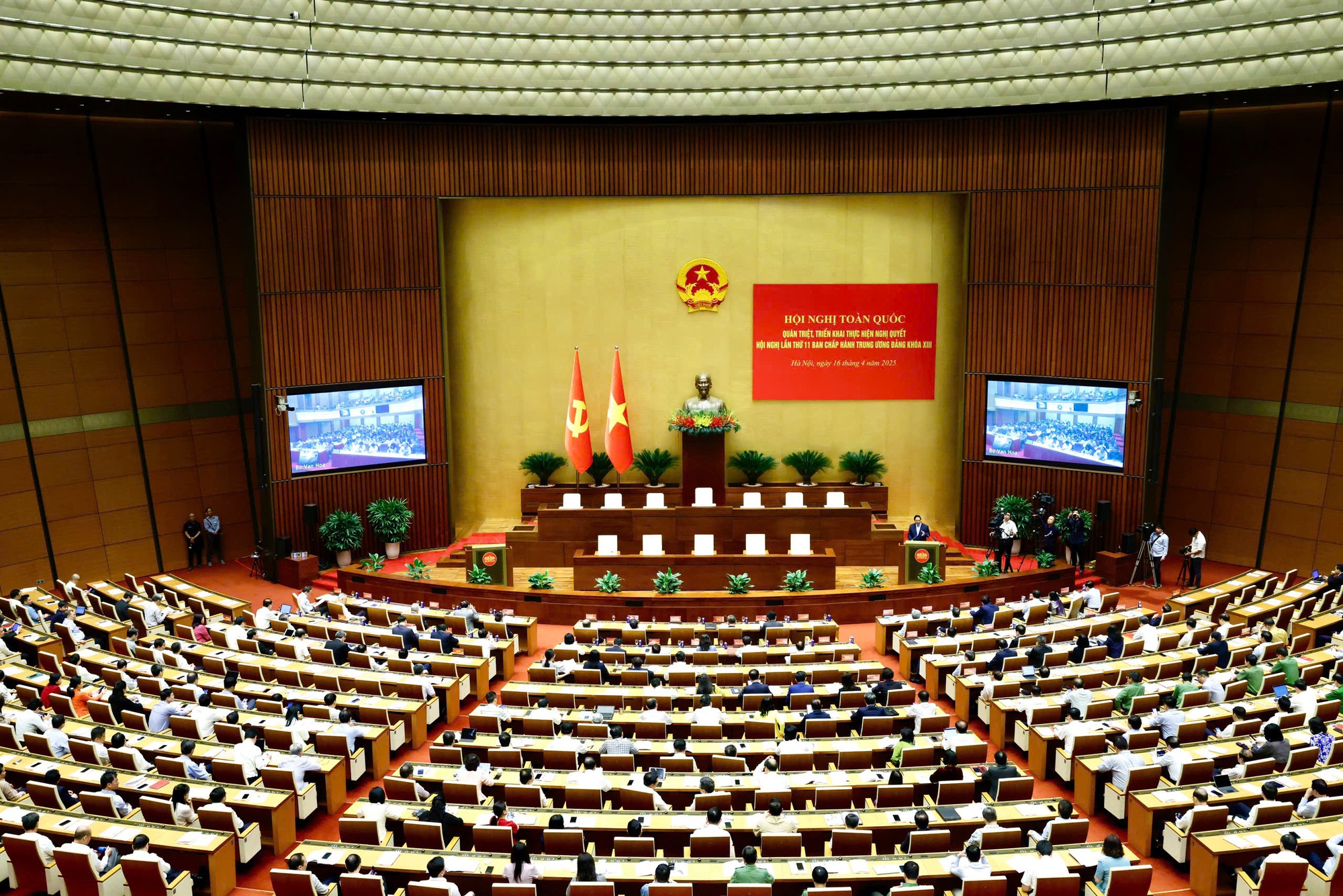 Hội nghị được tổ chức bằng hình thức trực tiếp từ điểm cầu Trung ương ở Hội trường Diên Hồng, Nhà Quốc hội - Ảnh: VGP/Nhật Bắc