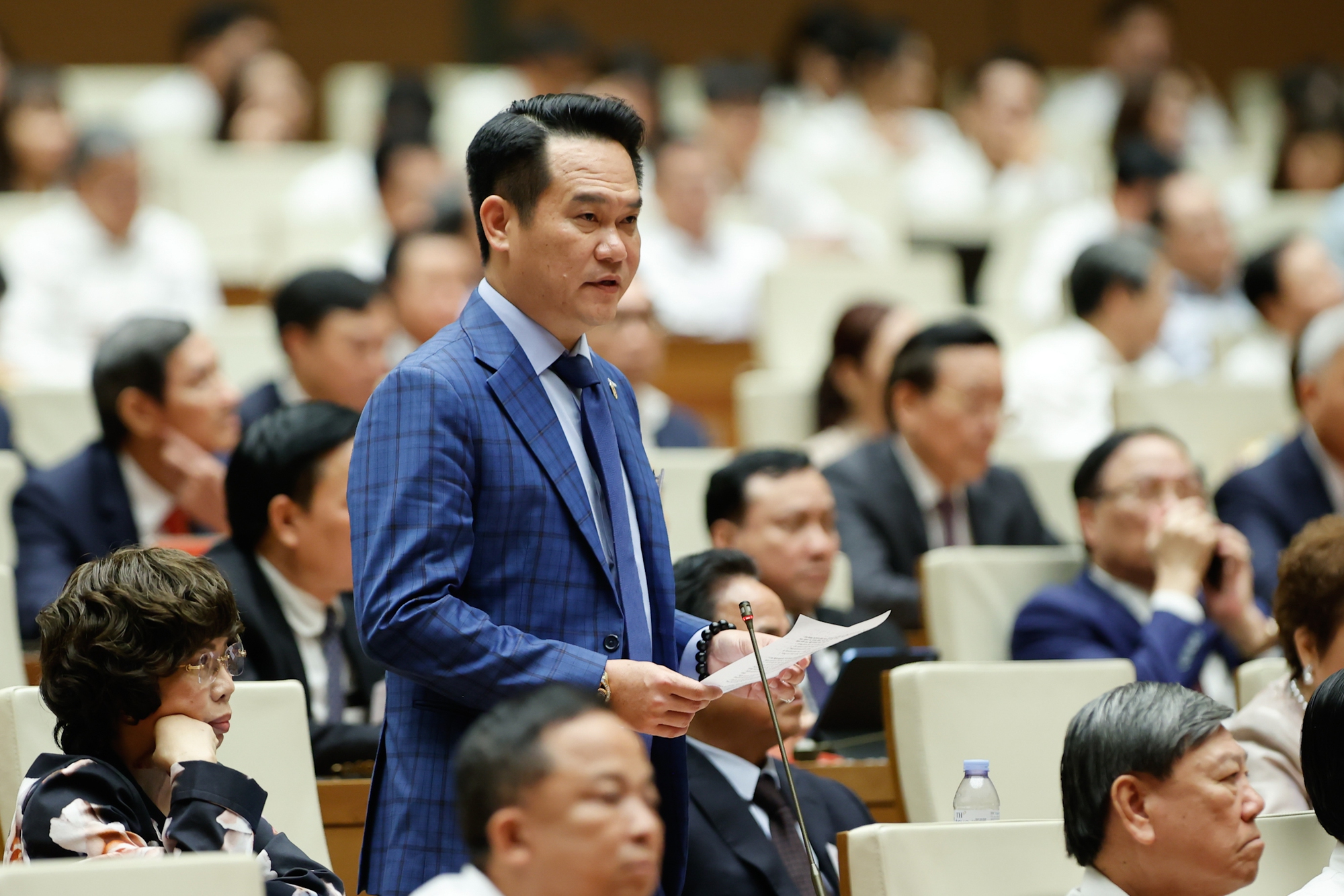 &Ocirc;ng Đặng Hồng Anh, Chủ tịch Hội Doanh nh&acirc;n trẻ Việt Nam đặt c&acirc;u hỏi Ch&iacute;nh phủ c&oacute; lộ tr&igrave;nh như thế n&agrave;o để số h&oacute;a dữ liệu về c&aacute;c quy định trong hệ thống ph&aacute;p luật, tiến độ giải quyết ph&aacute;p l&yacute;, gi&uacute;p doanh nh&acirc;n tra cứu dễ d&agrave;ng hơn - Ảnh VGP/Nhật Bắc.