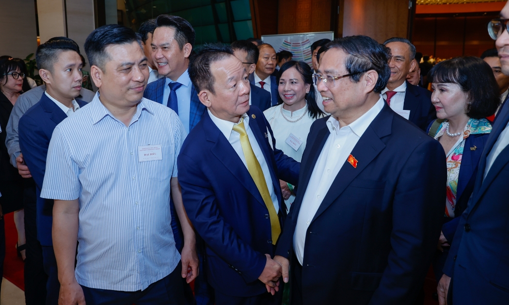 Tủ tướng trò chuyện, trao đổi, chia sẻ với các doanh nhân bên lề hội nghị - Ảnh: VGP/Nhật Bắc