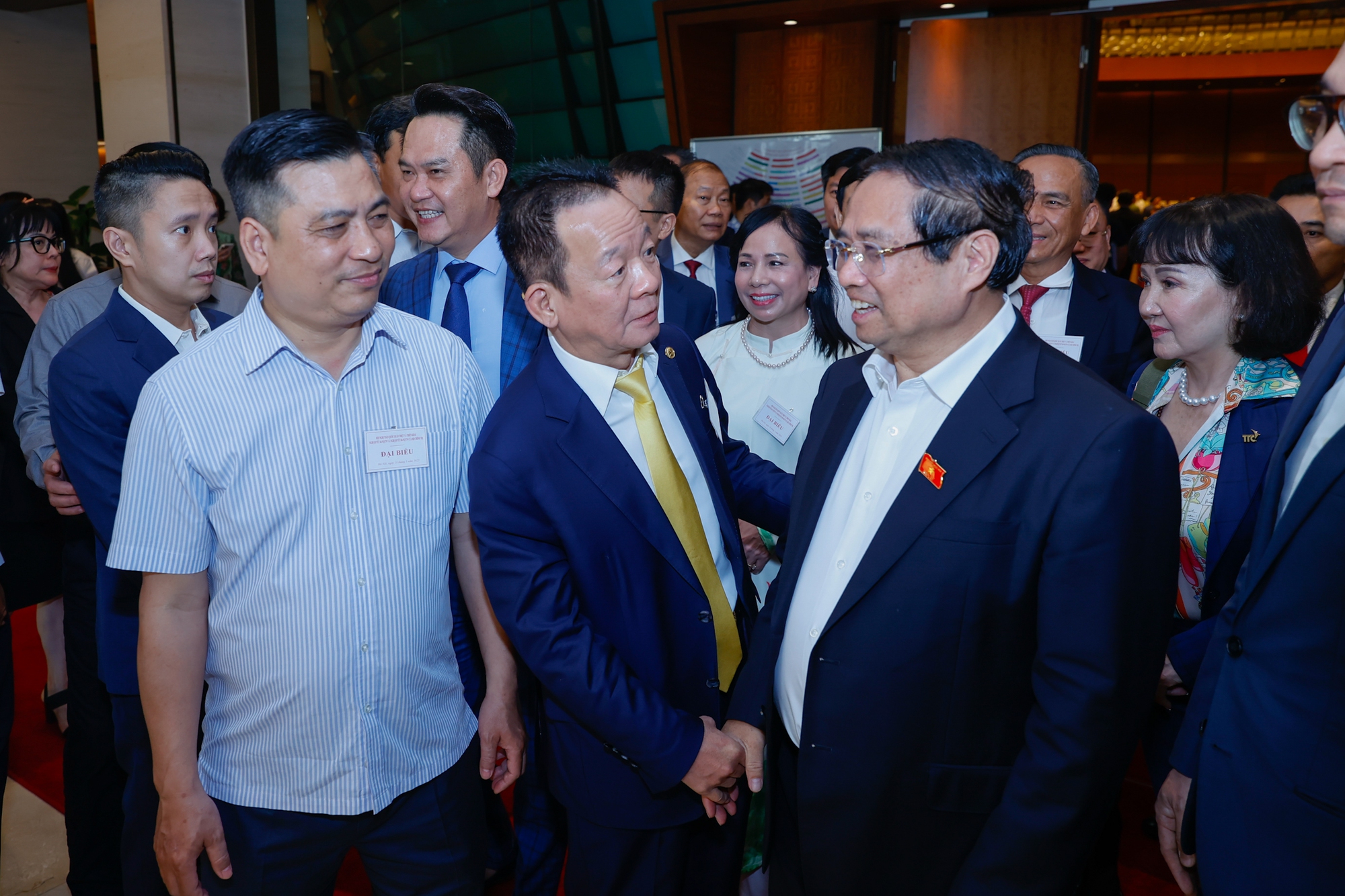 Tủ tướng trò chuyện, trao đổi, chia sẻ với các doanh nhân bên lề hội nghị - Ảnh: VGP/Nhật Bắc