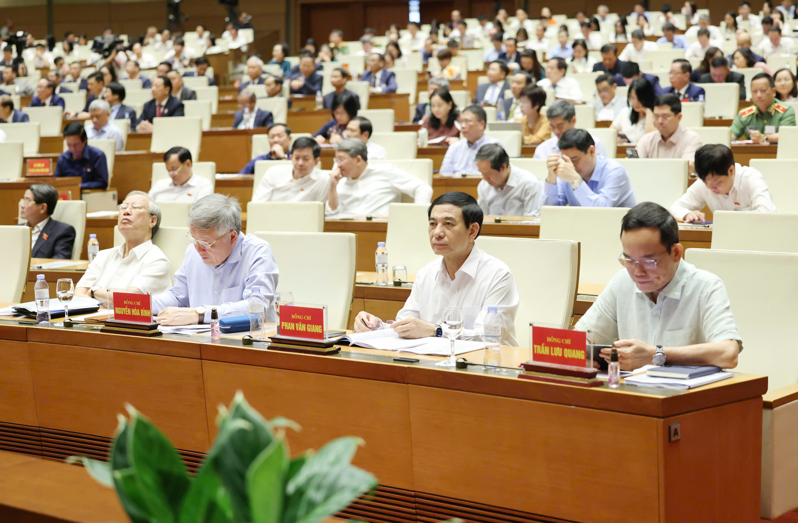 Các đại biểu tham gia trực tiếp tại hội nghị. Ảnh: Quốc hội.