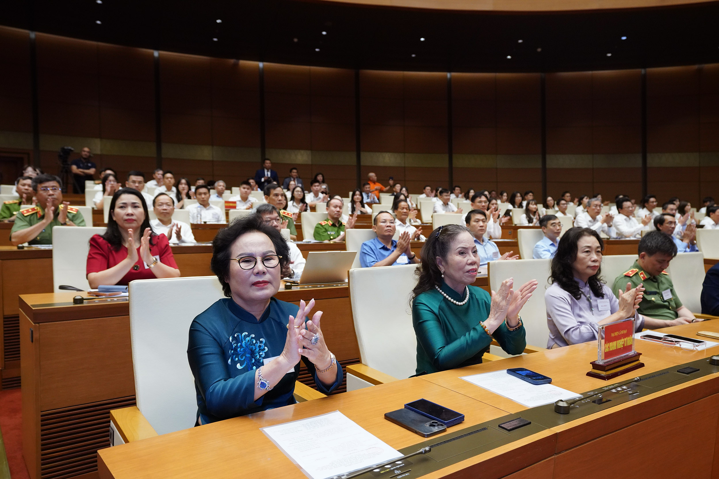 Các đại biểu tham dự trực tiếp tại hội nghị. Ảnh: Quốc hội.