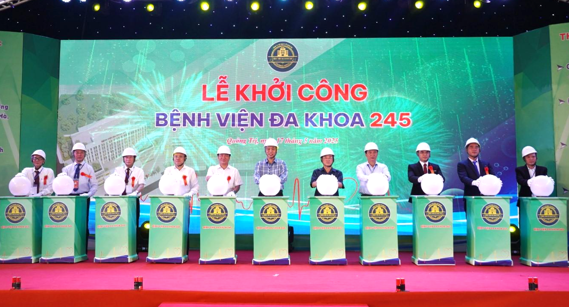 Các đại biểu thực hiện nghi thức khởi công dự án Bệnh viện Đa khoa 245 tại phường Đông Lương, TP Đông Hà