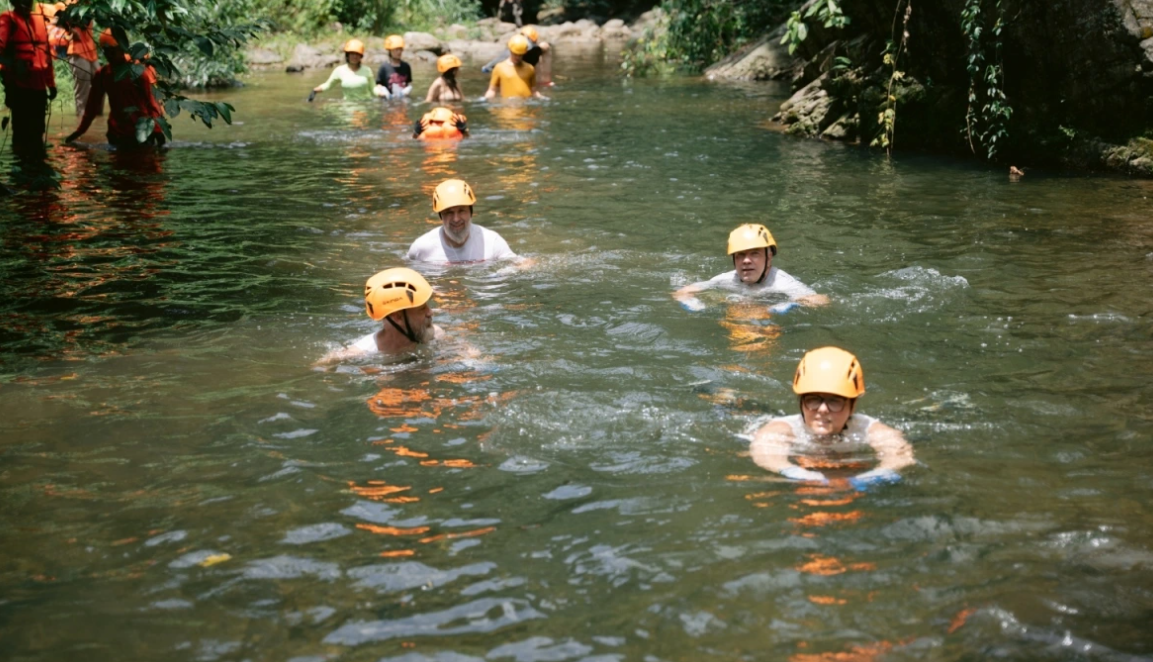 Kh&aacute;ch du lịch nước ngo&agrave;i đến trải nghiệm du lịch n&ocirc;ng th&ocirc;n tại Quảng B&igrave;nh. Ảnh Thanh Hiếu