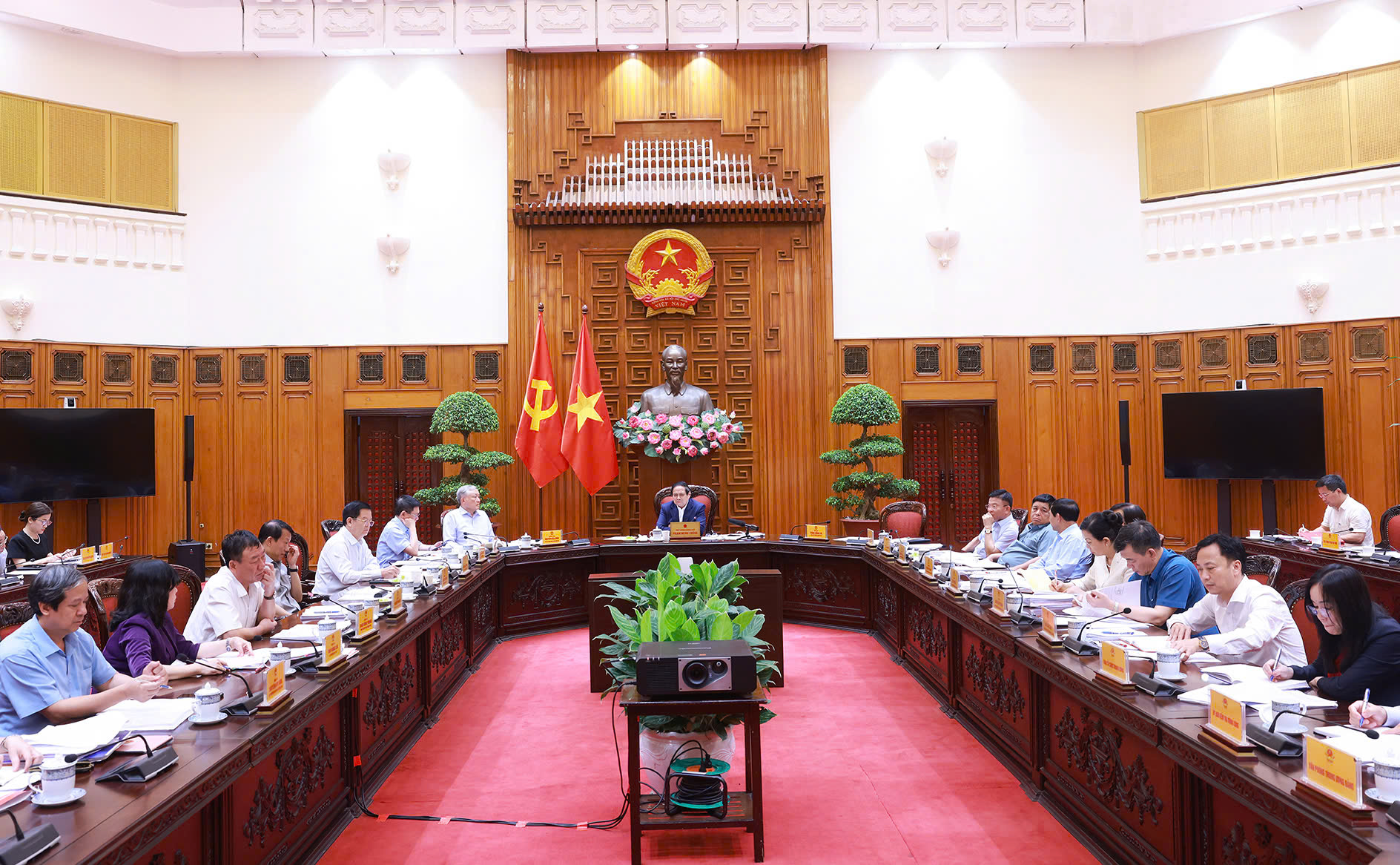 Thủ tướng nhấn mạnh phải c&oacute; giải ph&aacute;p tăng cường hợp t&aacute;c c&ocirc;ng tư cho cả 2 lĩnh vực gi&aacute;o dục, đ&agrave;o tạo v&agrave; y tế - Ảnh: VGP/Nhật Bắc