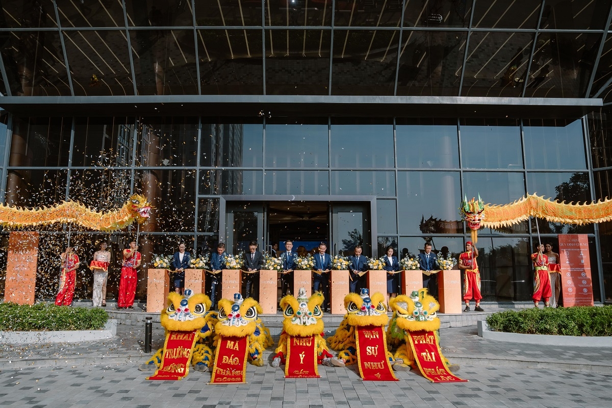 Đại diện ban l&atilde;nh đạo Tập đo&agrave;n Đất Xanh thực hiện nghi thức cắt băng khai trương Sales Gallery The Priv&eacute;.