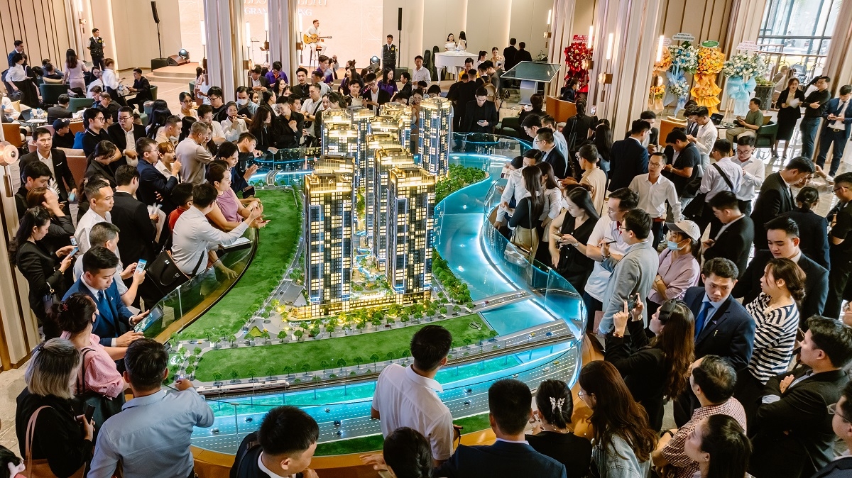 Đ&ocirc;ng đảo kh&aacute;ch h&agrave;ng v&agrave; chuy&ecirc;n vi&ecirc;n kinh doanh c&oacute; mặt trong ng&agrave;y khai trương Sales Gallery để t&igrave;m hiểu về dự &aacute;n The Priv&eacute; - &ldquo;hiện tượng&rdquo; của thị trường bất động sản năm 2025.