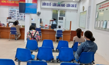 Người lao động chờ làm thủ tục hưởng bảo hiểm thất nghiệp. Ảnh: Nhật Dương.