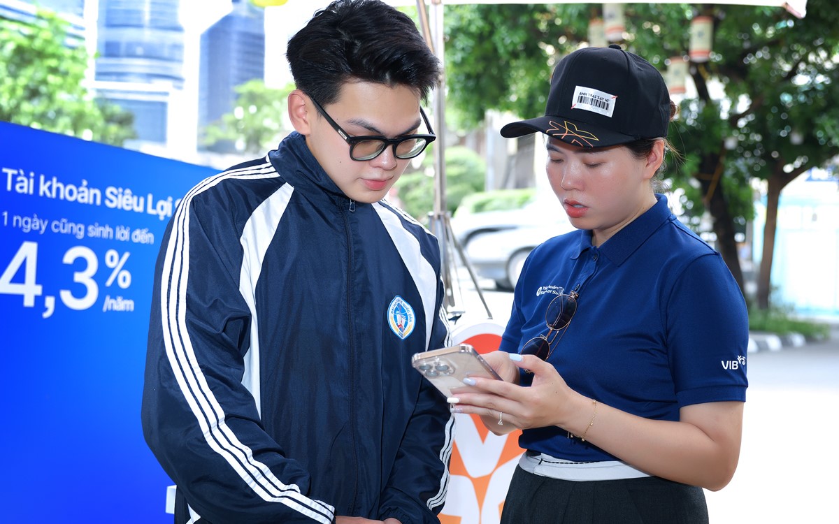 Nh&acirc;n vi&ecirc;n VIB hướng dẫn người d&acirc;n c&aacute;ch tối ưu tiền nh&agrave;n rỗi bằng t&agrave;i khoản Si&ecirc;u lợi suất.