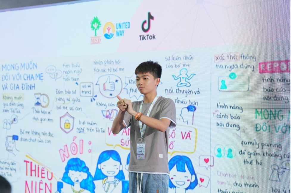 Em N.V, trẻ lớp Trẻ Điếc 5C, đại diện cho c&aacute;c bạn học sinh khuyết tật, chia sẻ tại Tọa đ&agrave;m