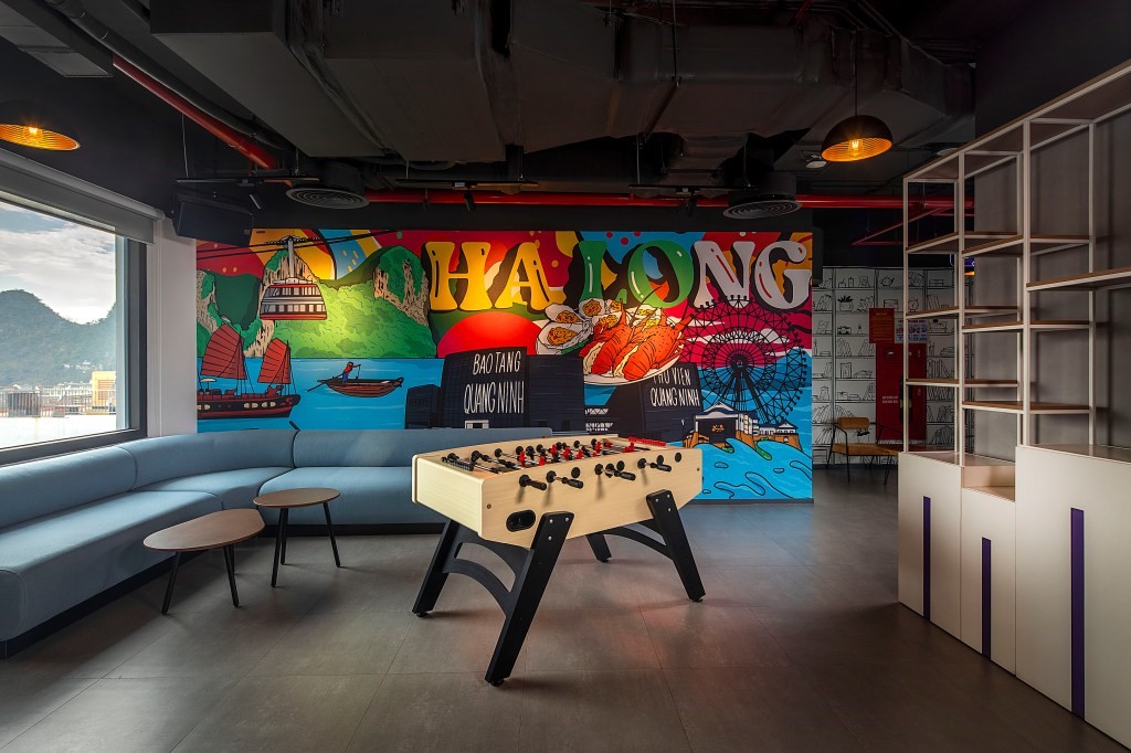 Tầm nh&igrave;n ra Vịnh Hạ Long tuyệt đẹp từ ph&ograve;ng chờ kh&aacute;ch sạn Tru by Hilton Ha Long Hon Gai Centre.