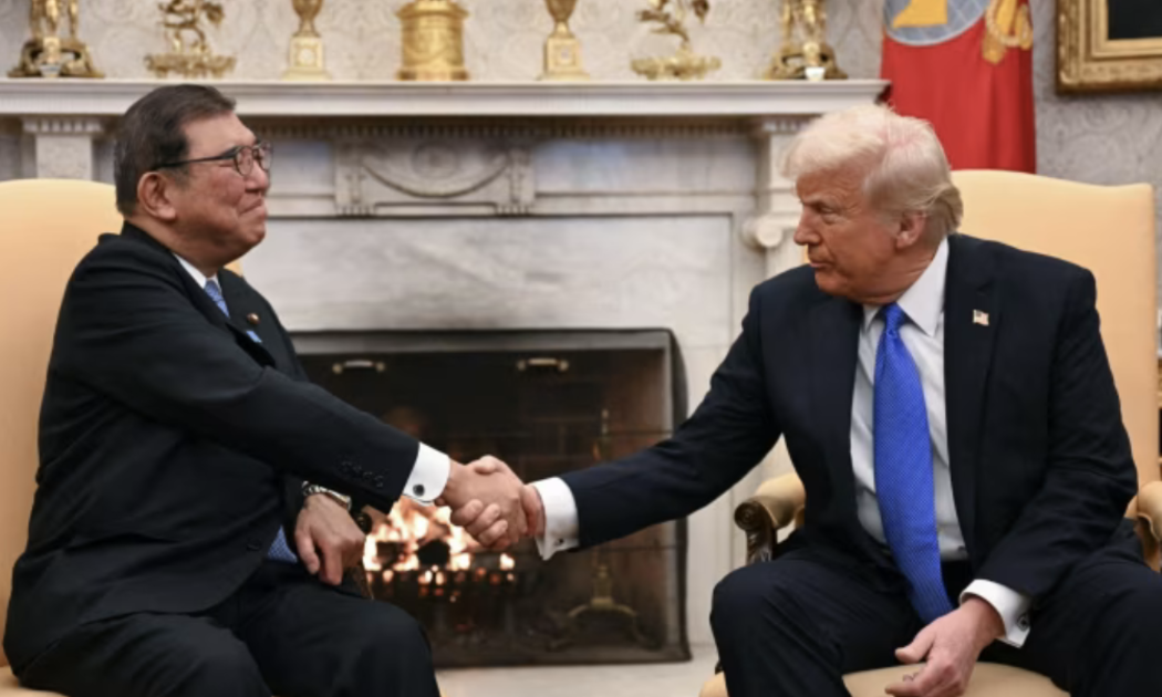 Thủ tướng Nhật Bản Shigeru Ishiba (trái) và Tổng thống Mỹ Donald Trump - Ảnh: Getty/CNBC.
