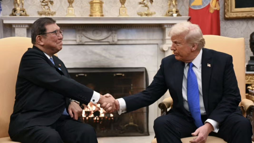 Thủ tướng Nhật Bản Shigeru Ishiba (trái) và Tổng thống Mỹ Donald Trump - Ảnh: Getty/CNBC.