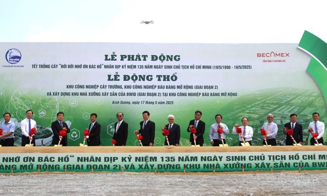Phó Thủ tướng Mai Văn Chính cùng các đại biểu thực hiện nghi thức động thổ khu công nghiệp Cây Trường, Bàu Bàng mở rộng - Ảnh: VGP/Lê Anh.