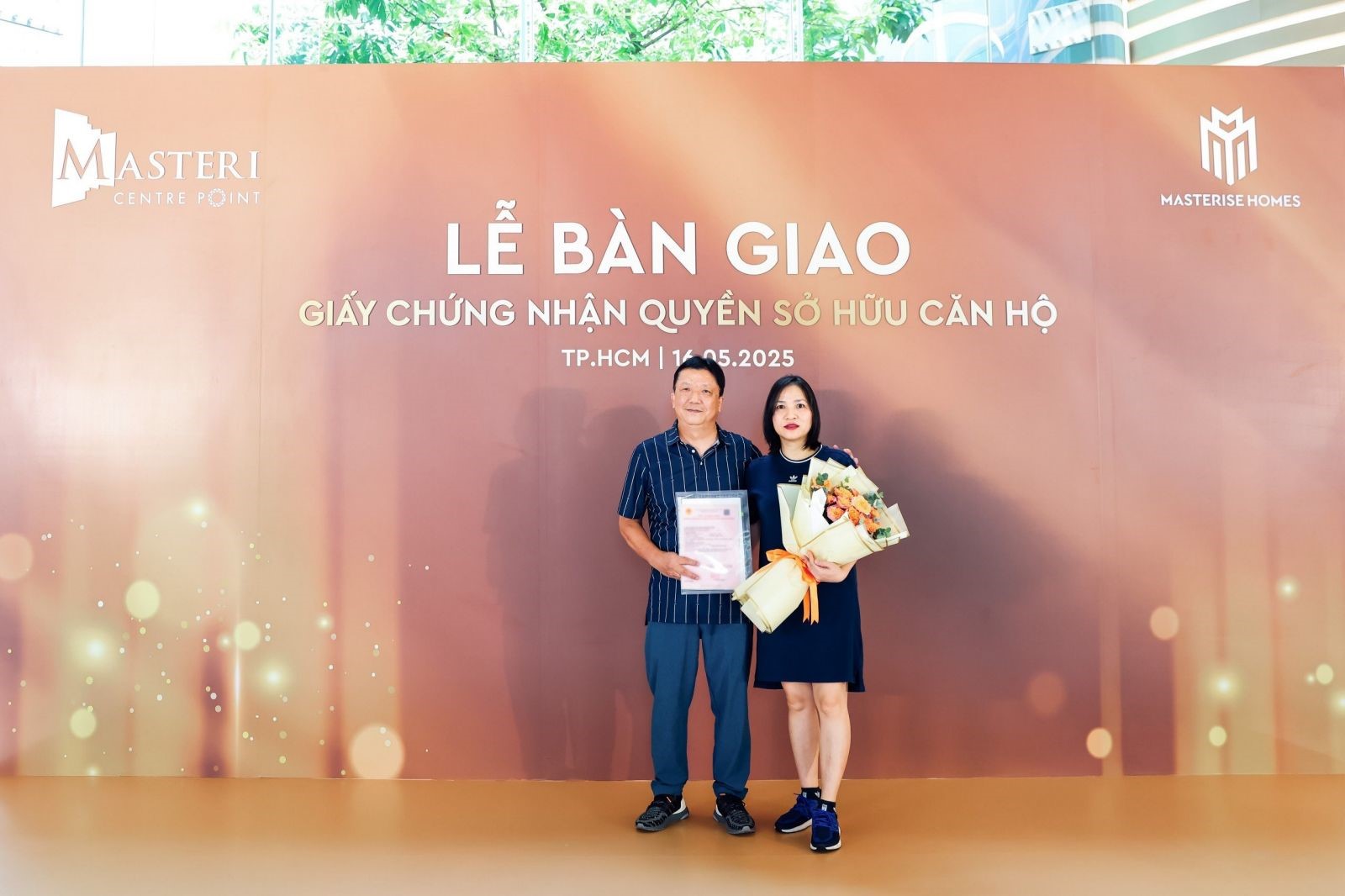 Gia đ&igrave;nh chị V.T.Lụa rất vui khi cầm tr&ecirc;n tay cuốn sổ hồng v&agrave;o buổi lễ b&agrave;n giao.