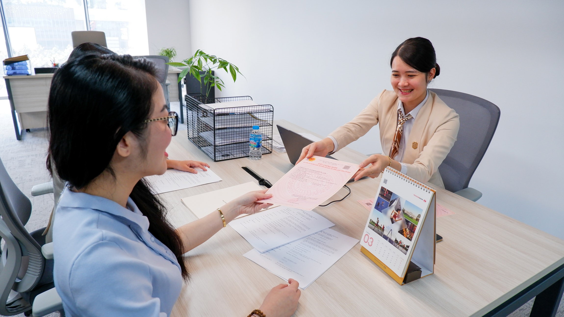 Chủ sở hữu SOHO nhận sổ hồng đầu năm nay - bảo chứng ph&aacute;p l&yacute; cho tiềm năng khai th&aacute;c kinh doanh v&agrave; gia tăng gi&aacute; trị.